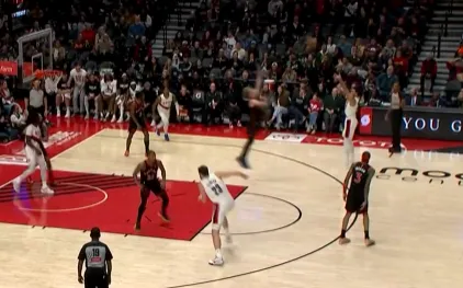 卡马拉命中本场个人第4记三分，开拓者第三节追平比分