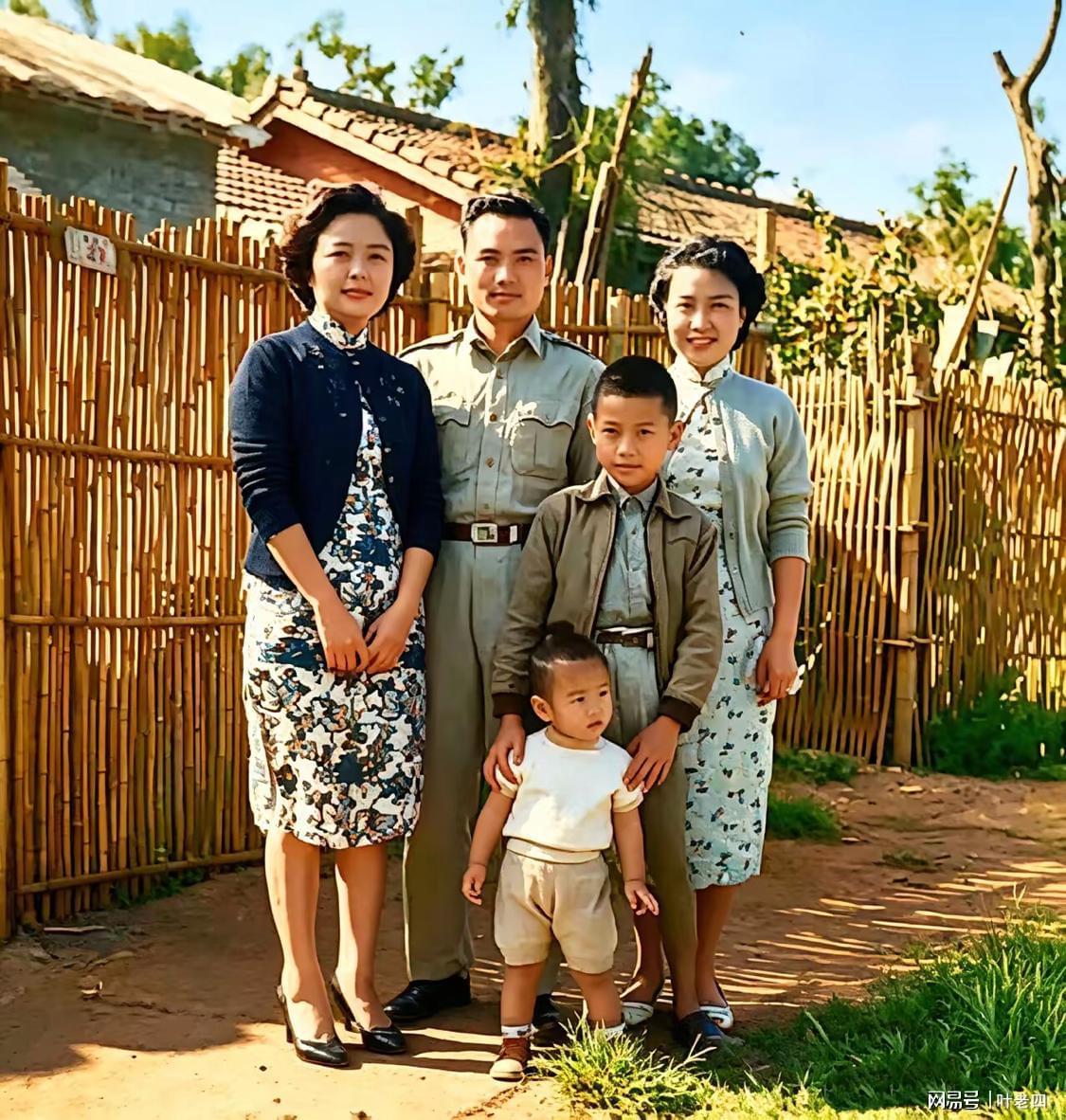 kaiyun.com-郑丽文和家人的一张合影,时间是1971年,地点是眷村。